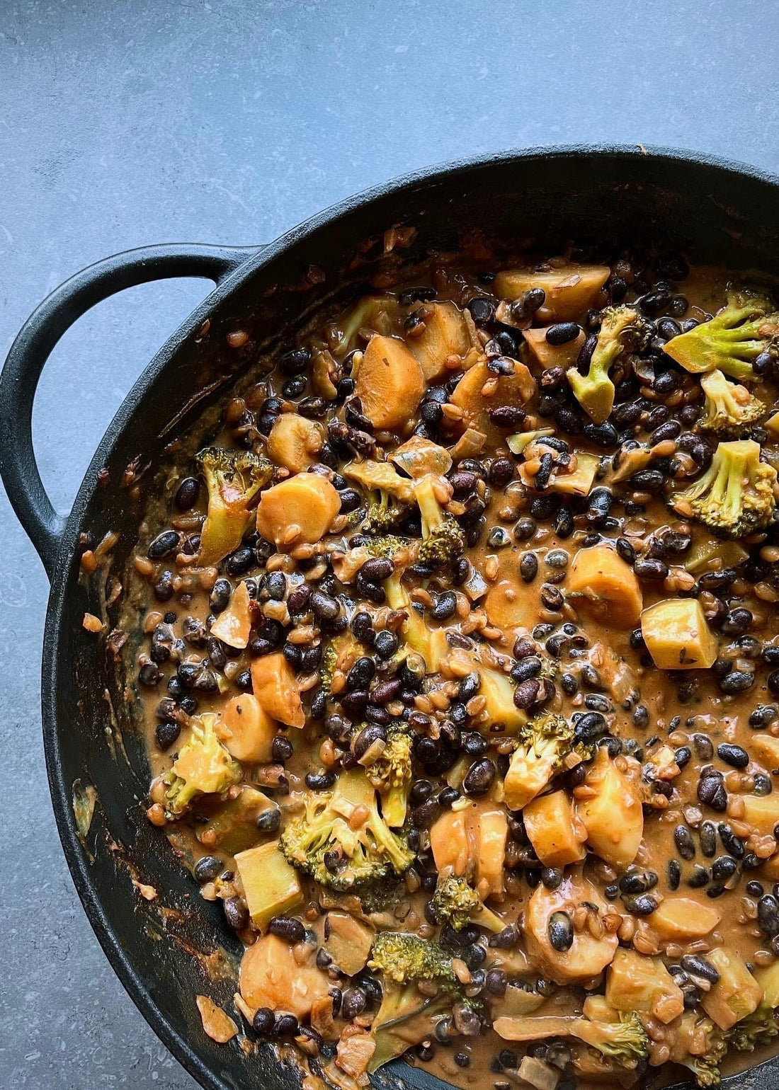 Curry van zwarte bonen, broccoli en peterseliewortel met kokos en rode currypasta