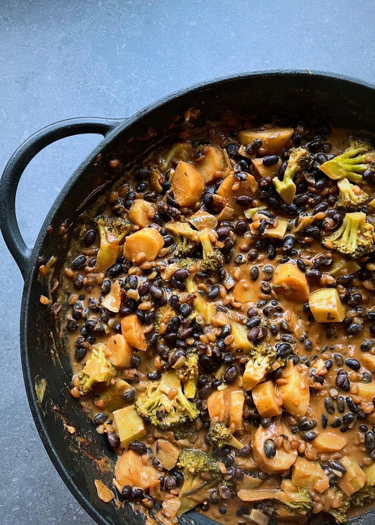 Curry van zwarte bonen, broccoli en peterseliewortel met kokos en rode currypasta