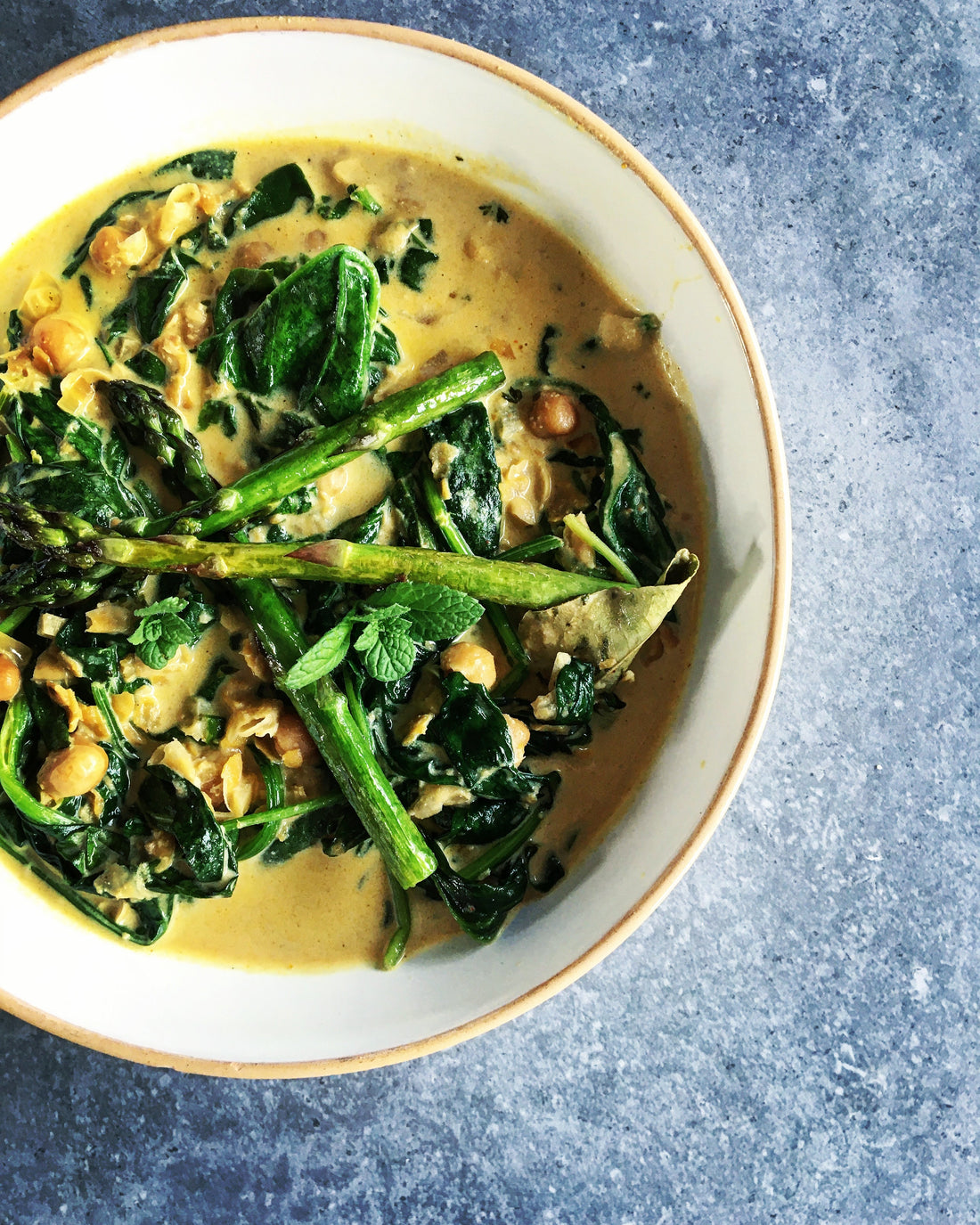 Snelle curry van asperges en spinazie