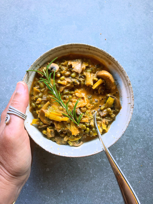 Herfststoofpotje van mungbonen, champignons en prei