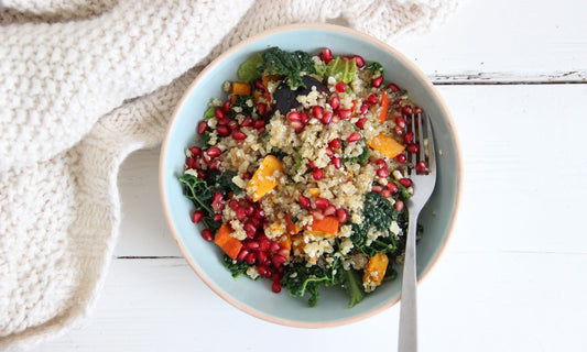 Salade van geroosterde pompoen, quinoa, granaatappelpitten, boerenkool en feto
