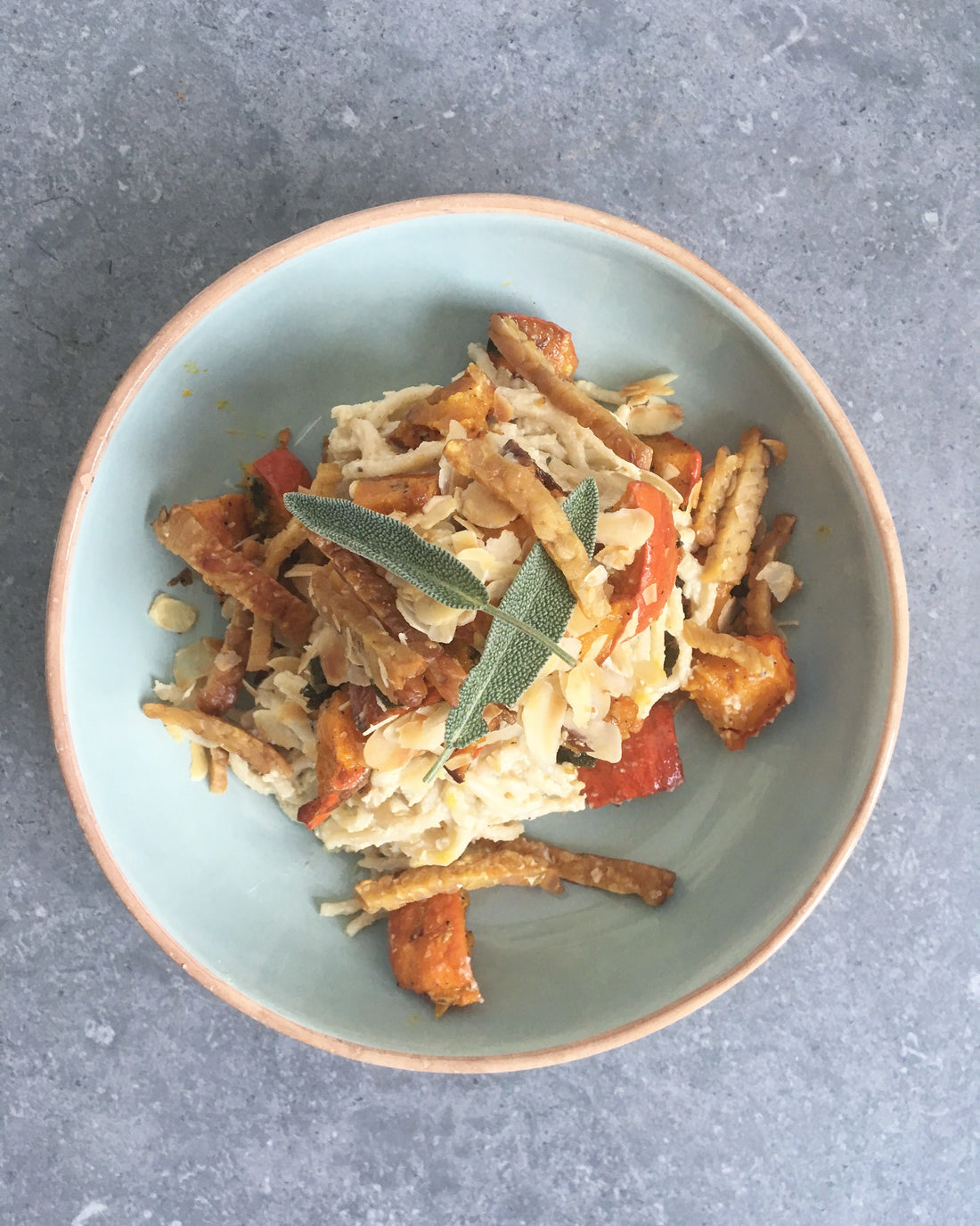 Pasta met romig koolsausje, geroosterde pompoen en bacon van tempeh