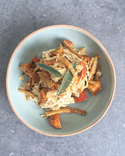 Pasta met romig koolsausje, geroosterde pompoen en bacon van tempeh