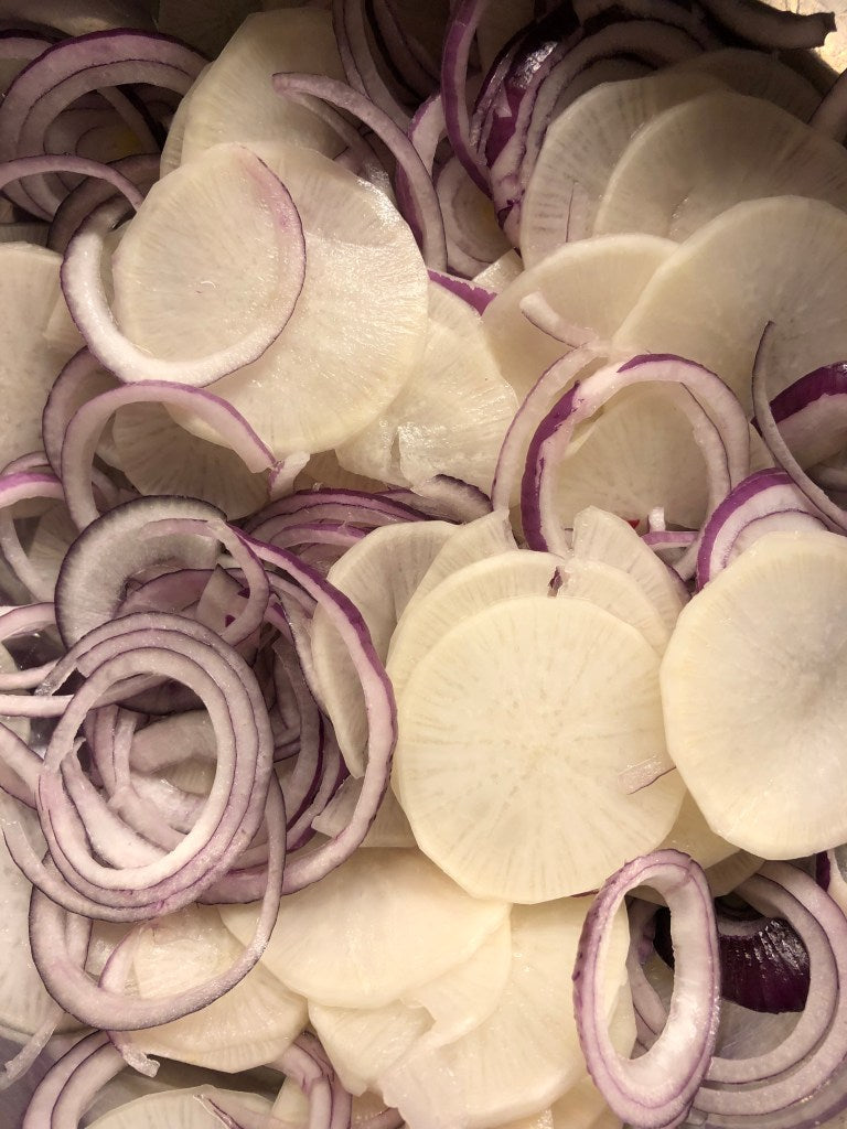 Kerst-pickle van daikon en rode ui met een wild kantje