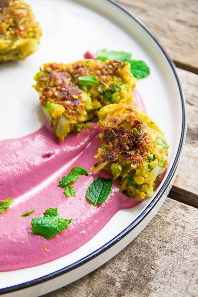 Bloemkool-rode linzenburgers met rodebietenketchup