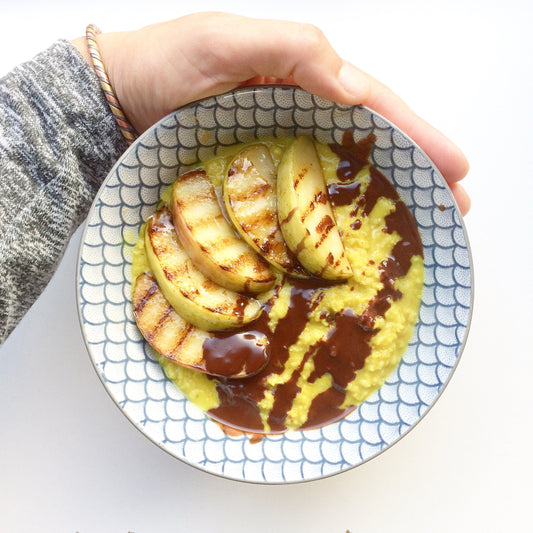 Gouden havermoutpap met gegrilde appeltjes en donkere chocoladesaus